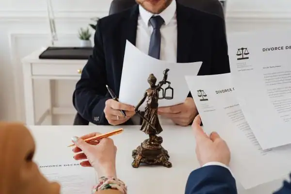 our fees Hemel Hempstead from EH Mediation - image of couple in joint mediation meeting